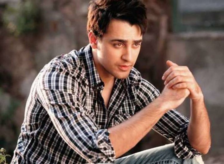 इमरान खान भी अपनी फिल्में नहीं देखते हैं। उनका कहना है कि फिल्म देखने के बाद लगता है कि फलाने सीन में कमी रह गई, थोड़ा और बेहतर कर सकता था, वगैराह वगैराह। ऐसी ही सब बातों से बचने के लिए वह अपनी फिल्में नहीं देखते थे। 