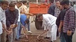 मप्रः अफसरों ने नहीं सुनी गुजारिश तो कुदाल फावड़ा लेकर निर्दलीय विधायक खुद ठीक करने लगे सड़क