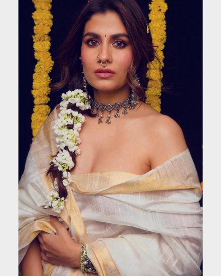 Shreya Dhanwantary: एक्ट्रेस श्रेया धनवंतरी किसी पहचान की मोहताज नहीं हैं। वह ओटीटी (OTT) का जाना पहचाना नाम बन चुकी हैं। द फैमिली मैन (The Family Man) में जोया के किरदार से ओटीटी पर डेब्यू करने वालीं श्रेया ने बहुचर्चित वेब सीरीज स्कैम 1992 (Scam 1992) में सुचेता दलाल के रोल हर किसी को अपनी अदाकारी का मुरीद बनाया। 