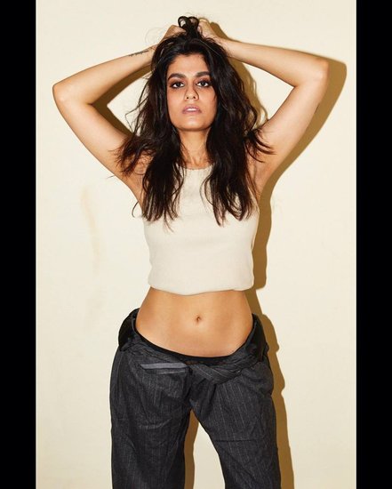 इन दिनों वह आर बाल्की की फिल्म चुप में बिजी हैं।