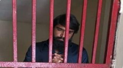 यूपी: एक समाज और अधिकारियों को गाली देने वाले सिंगा पंडित को पुलिस ने किया गिरफ्तार, महेश शर्मा के साथ सामने आई फोटो