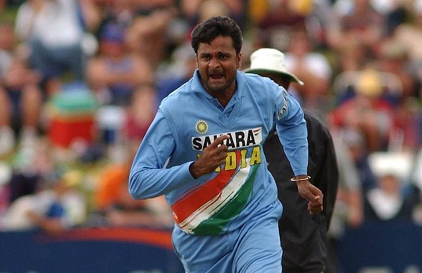 क्रिकेट अनिश्चितताओं से भरा हुआ खेल है। इसे भारत समेत दुनियाभर में काफी पसंद किया जाता है। यहां हर किसी को खुद को साबित करना पड़ता है। क्रिकेट के इतिहास में ऐसा कई बार हुआ है कि जब किसी खिलाड़ी ने संन्यास लेने के बाद मैदान पर फिर से वापसी की है। इस लिस्ट में पाकिस्तान के शाहिद अफरीदी से लेकर टीम इंडीया के जवगल श्रीनाथ तक शामिल हैं। ऐसे मे चलिए एक नजर डालते हैं उन क्रिकेटर्स पर जिन्होंने संन्यास वापस लेकर मैदान पर वापसी की है।