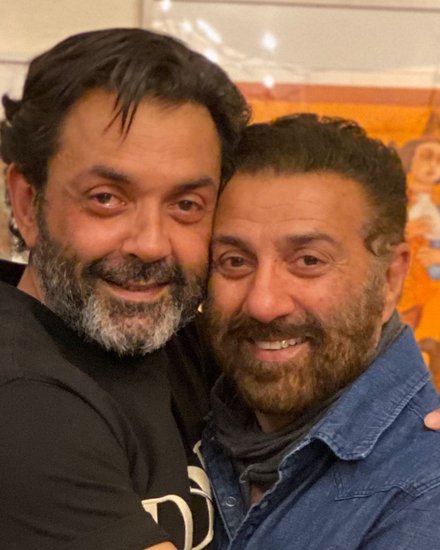 Sunny Deol Bobby Deol: बॉलीवुड सुपरस्टार सनी देओल ने एक से बढ़कर एक हिट फिल्में दी है। सनी देओल का फेमस डायलॉग ये ढाई किलो का हाथ जब किसी पर पड़ता है ना तो आदमी उठता नहीं, उठ जाता है ये आज भी लोगों के जहन में जिंदा है। आज भी लोग उनके इस डायलॉग के कायल हैं। एक बार उनके खुद के छोटे भाई बॉबी देओल भी उस ढाई किलो के हाथ का 'शिकार' हो चुके हैं।