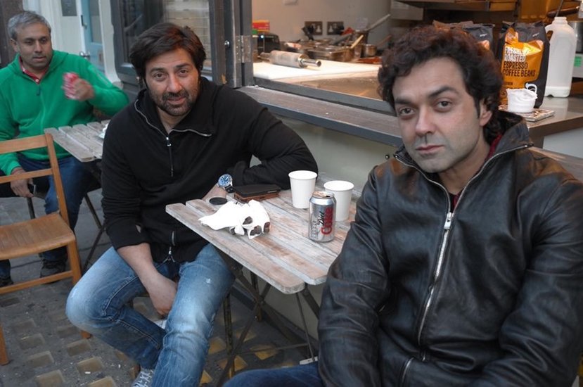 वहीं उन्होंने यह भी बताया था कि उसके बाद उन्हें कभी मार नहीं पड़ी क्योंकि वो उस थप्पड़ से इतना रोए थे कि सनी देओल दोबारा हाथ उठाने से डरने लगे। बता दें कि दोनों भाई कई फिल्मों में साथ नज़र आ चुके हैं। दोनों भाइयों ने यमला पगला दिवाना सिरीज़ के अलावा फिल्म दिल्लगी, अपने और पोस्टर बॉयज़ में साथ में काम किया है।