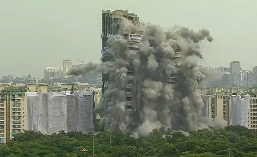 इन टावरों को कंट्रोल ब्लास्ट के जरिए गिराने की जिम्मेदारी ADIFICE नाम की कंपनी को दी गई थी।