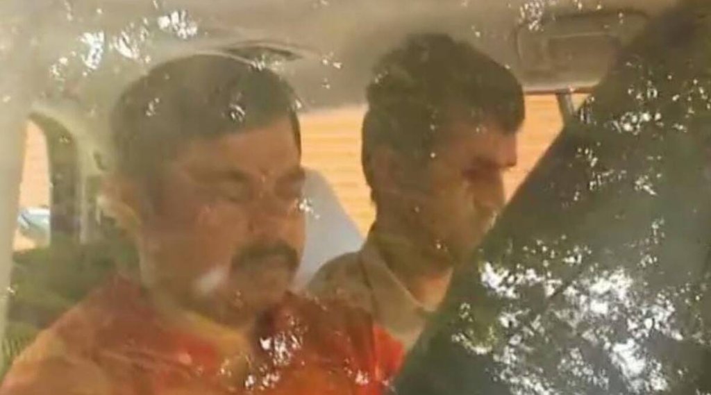 तेलंगाना के गोशामहल से भाजपा विधायक टी. राजा को मंगलवार को गिरफ्तार करके ले जाती हैदराबाद की पुलिस। (फोटो- पीटीआई)