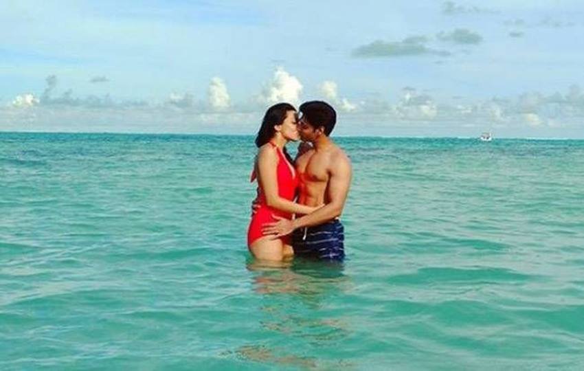 TV Couples Active On Social Media: कई टीवी एक्टर्स ऐसे हैं जो छोटे पर्दे के अलावा सोशल मीडिया में भी काफी एक्टिव हैं। इनमें टीवी के कई चर्चित कपल्स भी शामिल हैं। ये रियल लाइफ पार्टनर्स सोशल मीडिया में फैंस के साथ अपनी छोटी बड़ी खुशियां शेयर करते नजर आते हैं। आइए डालते हैं सोशल मीडिया पर बेहद एक्टिव रहने वाले टीवी के रियल लाइफ कपल्स पर एक नजर: 