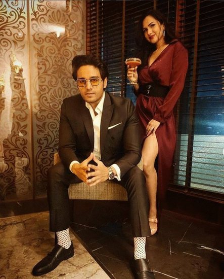 गौरव खन्ना और आकांक्षा चमोला सोशल मीडिया में बेहद पॉपुलर हैं। दोनों फैंस के साथ अपने रील्स बनाकर शेयर करते हैं। आकांक्षा ने गौरव के साथ अपने रिलेशनशिप की बात भी सोशल मीडिया में ही सबसे पहले शेयर की थी।