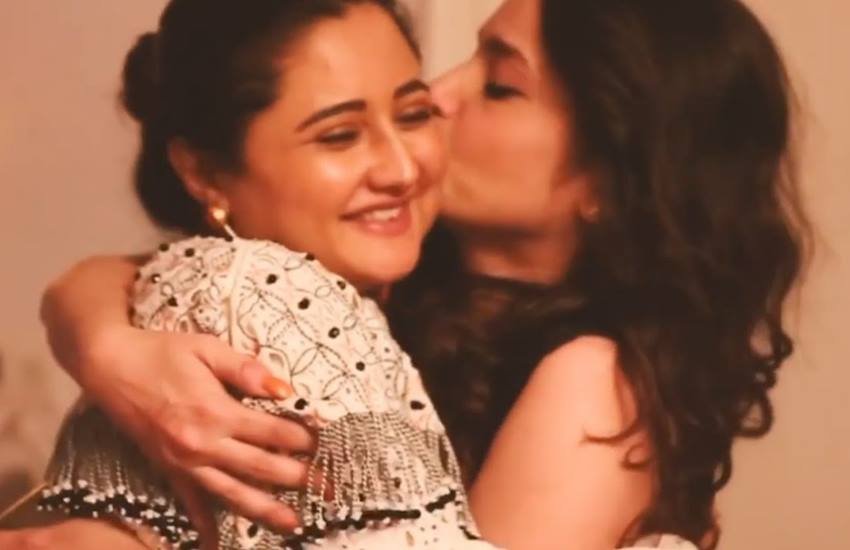 Happy Friendship Day: फिल्म शोले में जय और वीरू की दोस्ती इतनी मशहूर हुई कि मिसाल बन गई। रियल लाइफ में भी कई सेलेब्स की दोस्ती चर्चित है। बात अगर टीवी इंडस्ट्री की करें तो छोटे पर्दे के कई एक्टर्स के बीच की दोस्ती बहुत पॉपुलर है। आइए हैं टीवी इंडस्ट्री के इन दोस्तों के नाम: