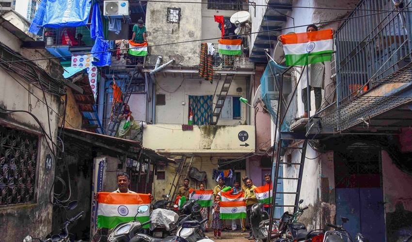 लोगों ने सोशल मीडिया में अपने घरों पर तिरंगे के साथ खूब तस्वीरें शेयर कीं। वहीं सोशल मीडिया में कुछ लोग इस तरह की बातें भी कर रहे हैं कि क्या हर घर तिरंगा अभियान ने झंडे का अपमान कराया है?