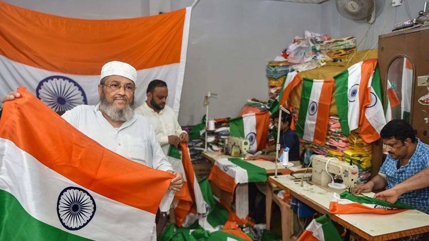 बता दें कि बीते कई सालों से स्वतंत्रता दिवस के मौके पर झंडे की सालाना बिक्री करीब 150-200 करोड़ रुपये तक ही सीमित रहती थी। लेकिन इस बार हर घर तिरंगा अभियान ने राष्ट्रीय ध्वज की बिक्री कई गुना बढ़ा दी।