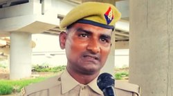 UP : खराब खाने की शिकायत कर चर्चा में आए कॉन्स्टेबल मनोज कुमार का एक और वीडियो, अब किचन के सामने शौचालय की गंदगी दिखाई