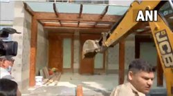 Shrikant Tyagi: बीजेपी नेता श्रीकांत त्यागी के अतिक्रमण पर चला बुलडोजर, थाना फेज टू के प्रभारी सस्पेंड, नोएडा सोसाइटी के लोग मना रहे जश्‍न, देखें वीडियो