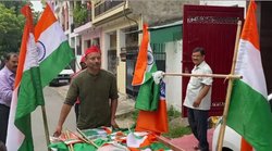 ठेले पर तिरंगा लेकर घर-घर बांटने निकले सपा नेता अनुराग भदौरिया, यूजर्स बोले- लोग पूछते हैं कहां है अच्छे दिन