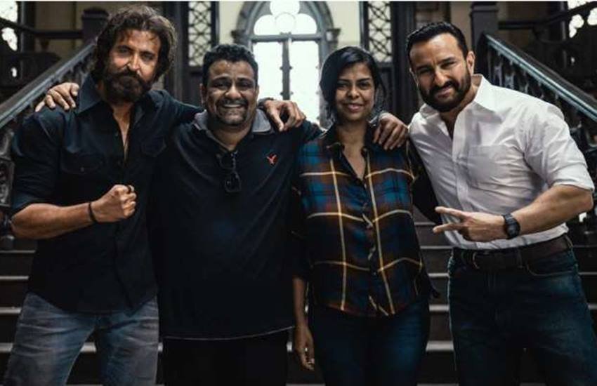 सैफ अली खान (Saif Ali Khan) और रितिक रोशन (Hrithik Roshan) स्टारर फिल्म विक्रम वेधा (Vikram Vedha) जल्द सिनेमाघरों में आ जाएगी। फिल्म का टीजर लॉन्च हो चुका है। यह फिल्म साउथ की फिल्म विक्रम वेधा की हिंदी रीमेक है। मजेदार बात ये है कि दोनों फिल्मों के नाम के साथ ही दोनों के डायरेक्टर्स भी समान हैं। दोनों के निर्देशक हैं गायत्री और पुष्कर।