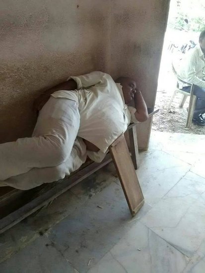 सोशल मीडिया में कई बार ऐसी तस्वीरें सामने आती हैं जिसे देखते ही हंसी छूट जाए। ऐसी ही कुछ तस्वीरें हैं जिन्हें लोग शेयर कर रहे हैं और मजे ले रहे हैं। देखिए: