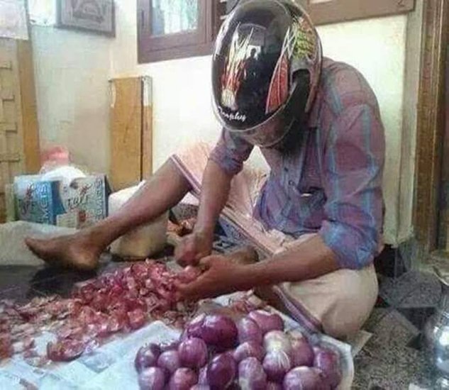 हेलमेट का ऐसा इस्तेमाल..।