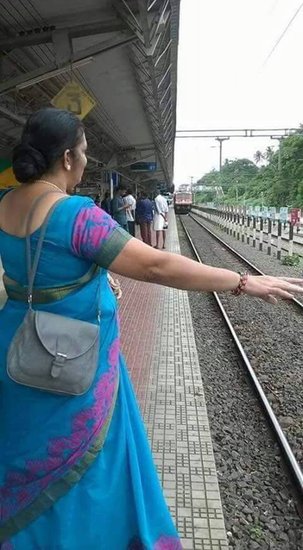 आंटी ने ट्रेन को ऑटो समझ लिया।
