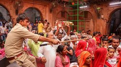 बांके बिहारी मंदिरः क्षमता 800 की पर कान्हा के दर्शनों को 50 गुना ज्यादा भक्त पहुंचे, भजन में दब गई चीख पुकार
