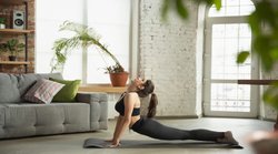 Yoga For Stress: तनाव से उबरने में मददगार हैं बाबा रामदेव के ये योगासन