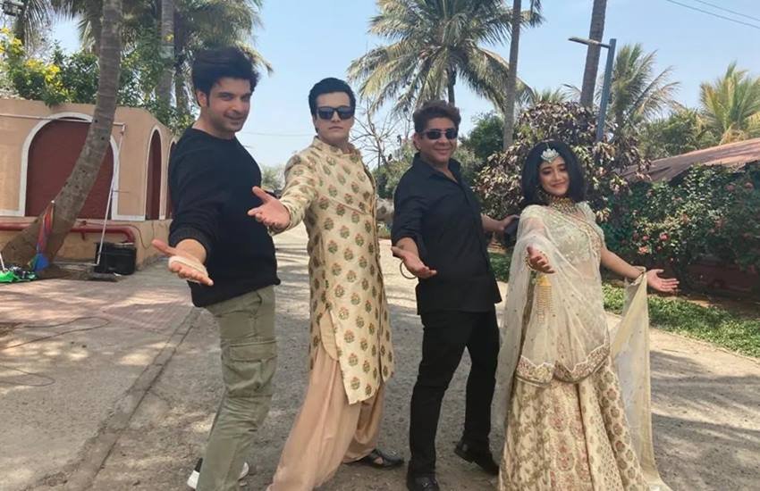 TV Serials Shot in Foreign Locations: टेलीविजन इंडस्ट्री को छोटा पर्दा कहा जाता है। हालांकि यह छोटा पर्दा सिर्फ कहने को छोटा है। इसी छोटे पर्दे ने बॉलीवुड को शाहरुख खान जैसा स्टार दिया है। विदेशों में शूटिंग के मामले में भी छोटा पर्दा बॉलीवुड फिल्मों से पीछे नहीं है। कई टीवी सीरियल्स ऐसे हैं जिनकी शूटिंग विदेशी सरजमीं पर भी हुई। आइए जानें नाम:   