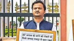 रामपुर जिला प्रशासन ने धरने की मंजूरी नहीं दी तो हाथ में तख्ती लेकर खड़े हो गए आजम खान के बेटे अब्‍दुल्‍लाह