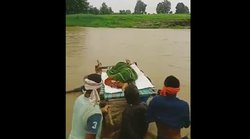 मध्य प्रदेश के बैतूल में खाट पर लिटाकर गर्भवती महिला को कराया नदी पार, लोग बोले- ये कैसा विकास?