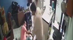 MP: सैलून वाले से नाराज हुए BJP नेताजी तो कर दी लात-घूसों की बरसात, खुद भी गिरे