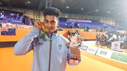 अचिंता शेउली का संघर्ष: पिता की मौत के बाद खाने के पड़ गए लाले, 12 साल की उम्र में किया सिलाई-कढ़ाई का काम, अब देश का बढ़ाया मान