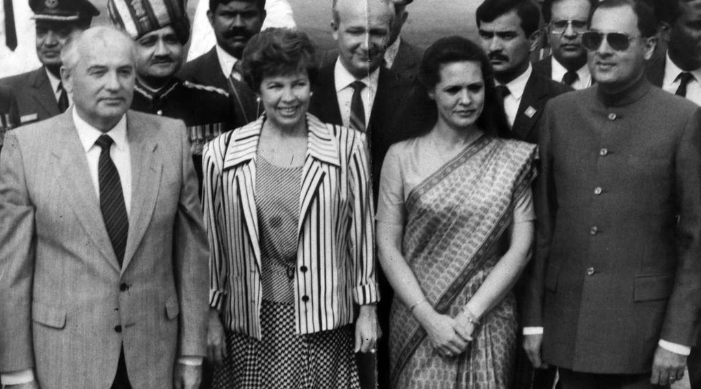 मिखाइल गोर्बाचोफ और उनकी पत्नी रायसा एम गोर्बाचोफ के साथ तत्कालीन प्रधानमंत्री राजीव गांधी और सोनिया गांधी। दिल्ली हवाई अड्डा - 25 नवंबर, 1986 (Photo - Express archive) 