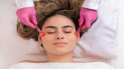 Skin Care: चेहरे के दाग-घब्बे और झुर्रियों को दूर करना चाहते हैं तो इस तरह फेस पर करें आइस मसाज