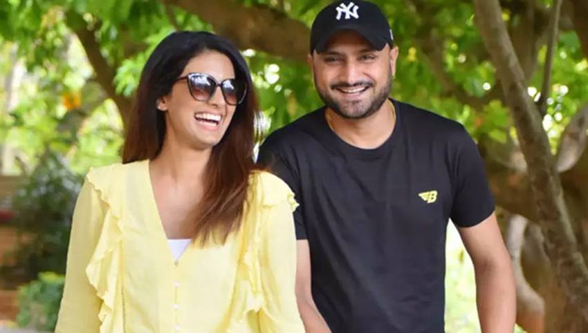 हरभजन सिंह की लव स्टोरी लंदन से शुरु हुई थी। इस दौरान हरभजन सिंह क्रिकेट खेलने लंदन गए थे। वहां उन्होंने गीता बसरा का एक वीडियो सॉन्ग ‘वो अजनबी’ देखा था। ये गाना देखने के बाद भज्जी गीता को दिल दे बैठे थे।