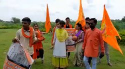 Hindu Mahasabha: हिन्दू महासभा कार्यकर्ताओं ने ताजमहल को शिव मंदिर मानते हुए कर डाली परिक्रमा, पुलिस ने लिया हिरासत में