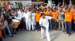 इनको LAC पर भेजो, शिवराज सिंह चौहान के वित्तमंत्री ने दिखाए तलवारबाजी के गुर तो बोले लोग