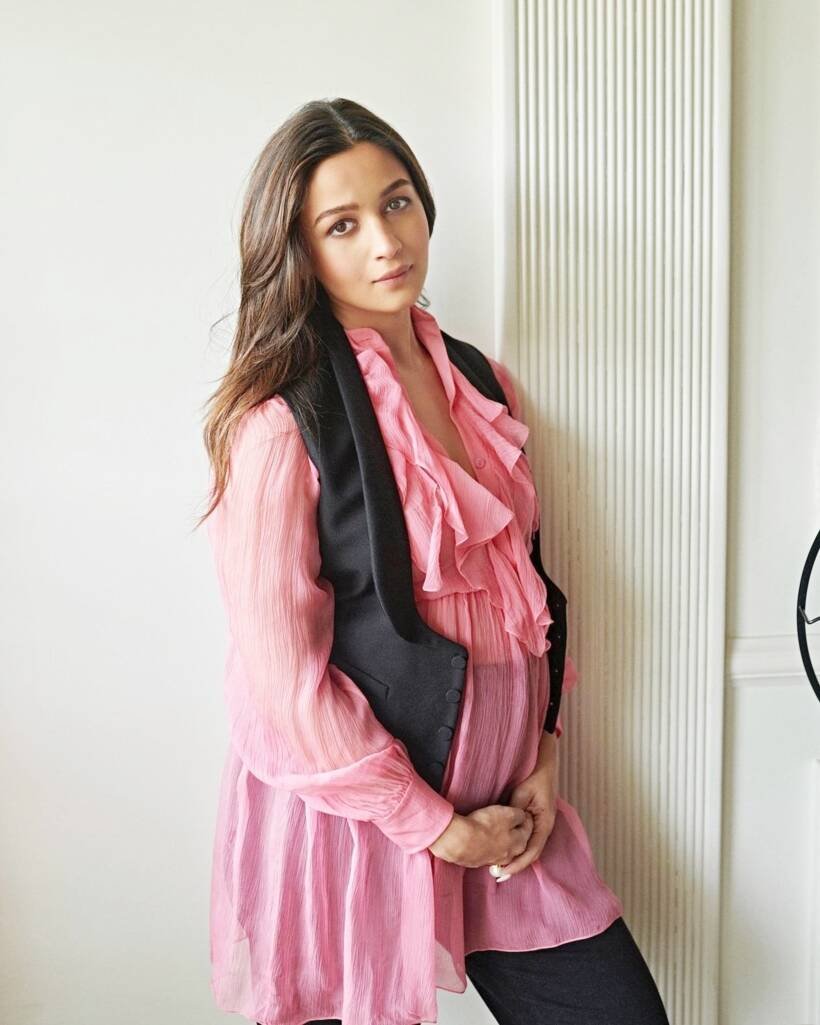 शियर पिंक टॉप में आलिया बेहद स्टनिंग लग रही हैं। (Photo: Alia Bhatt/Instagram)