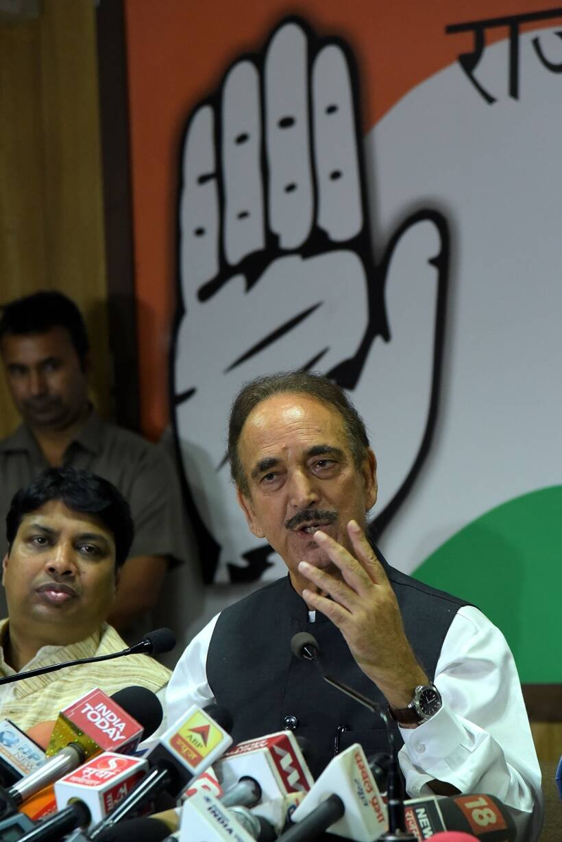 बता दें कि आजाद पहली बार 1980 में महाराष्ट्र के वाशिम से लोकसभा चुनाव जीते थे। वह 1990-1996 तक महाराष्ट्र से राज्यसभा सांसद रहे। वह नरसिम्हा राव की सरकार में भी मंत्री रहे। (Express Archive)