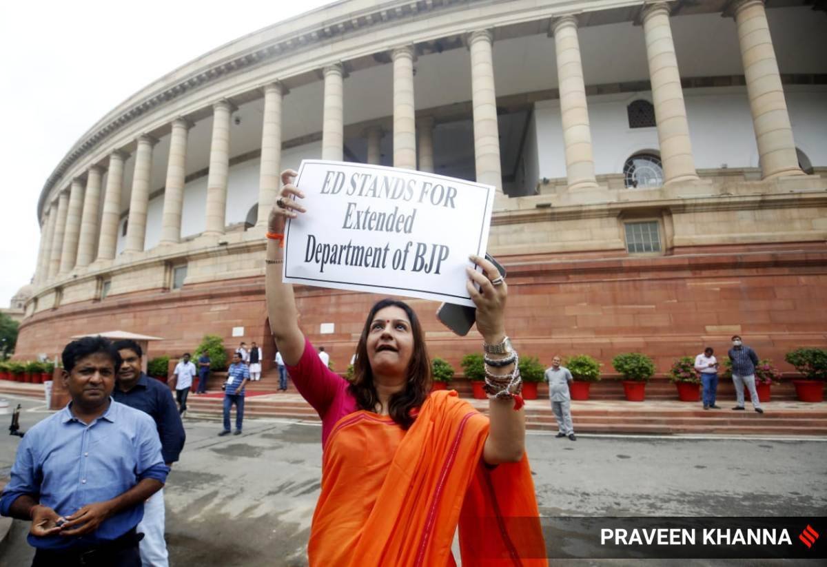 संजय राऊत पर ईडी की कार्रवाई के विरोध में प्रदर्शन करतीं शिवसेना सांसद प्रियंका चतुर्वेदी।