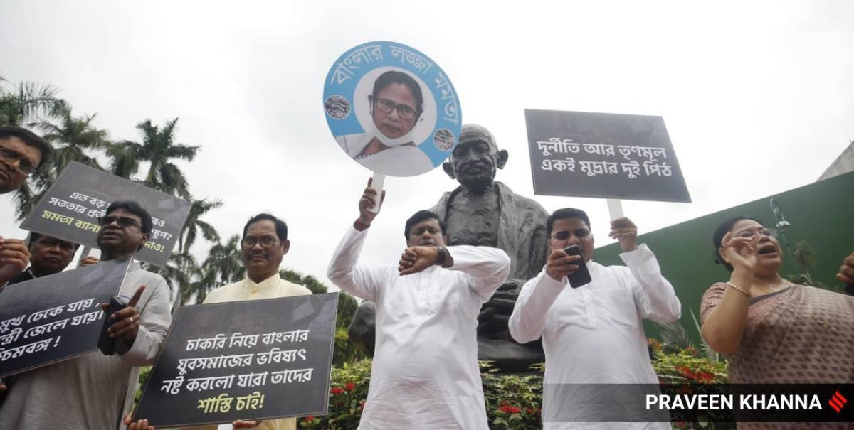 पश्चिम बंगाल में शिक्षक भर्ती घोटाले को लेकर टीएमसी के खिलाफ बीजेपी सांसदों ने प्रोटेस्ट किया।