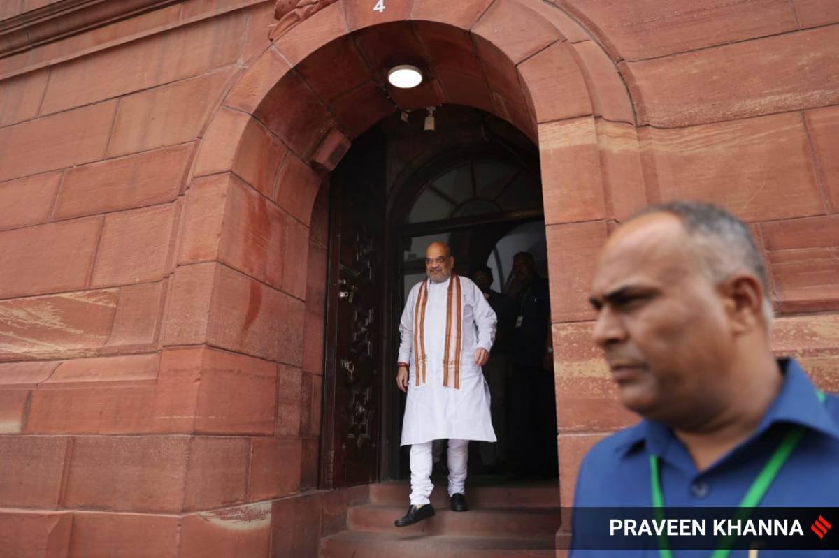 संसद परिसर से निकलते गृहमंत्री अमित शाह।