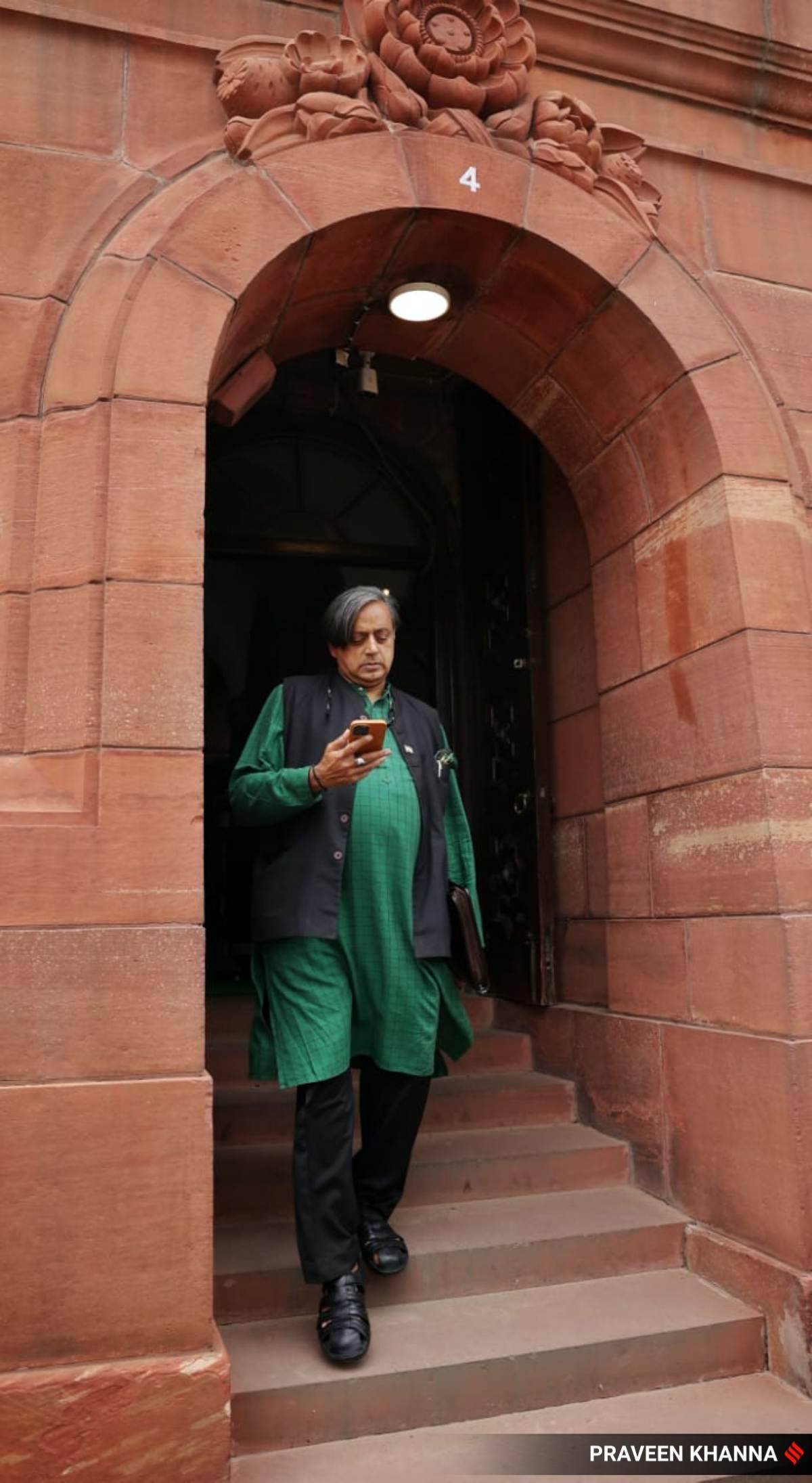 पार्लियामेंट से निकलते कांग्रेस सांसद शशि थरूर। बता दें कि सोमवार को निर्मला सीतारमण के बयान के बाद कांग्रेस ने संसद का बहिष्कार किया था।