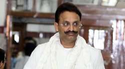 योगी सरकार के एक्शन पर फूट-फूटकर रोया मुख्तार का करीबी हाजी अंसारी, बोला- इससे तो गोली मार देते