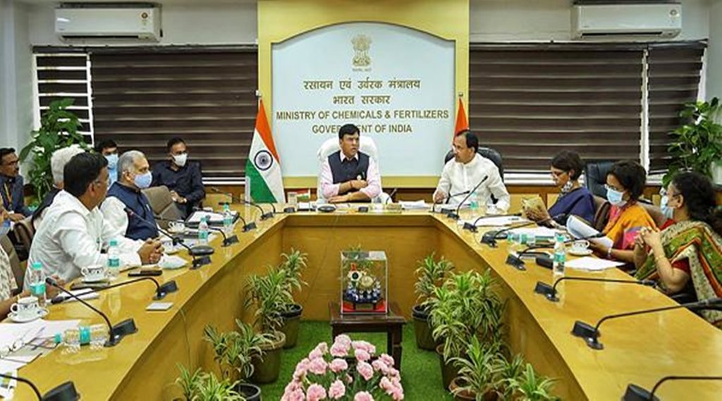 केंद्रीय स्वास्थ्य और परिवार कल्याण, रसायन और उर्वरक मंत्री मनसुख मंडाविया ने नई दिल्ली में मंगलवार, 16 अगस्त, 2022 को एक बैठक के दौरान हिंदुस्तान उर्वरक और रसायन लिमिटेड (HURL) - सिंदरी और बरौनी परियोजनाओं की प्रगति की समीक्षा की। (फोटो पीटीआई ) 