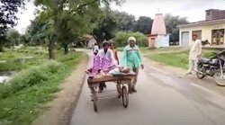 एमपी: पिता को ठेले पर लादकर दौड़ता रहा बेटा, बार-बार फोन करने पर भी एंबुलेंस नहीं पहुंची