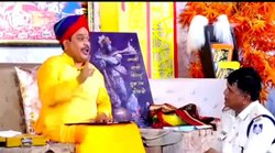 मर्डर मिस्ट्री सुलझाने के लिए पंडोखर बाबा के दरबार पहुंची एमपी पुलिस, वीडियो वायरल हुआ तो ASI पर गिरी गाज