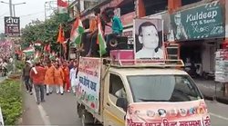 Controversy: मुजफ्फरनगर की तिरंगा यात्रा में नाथूराम गोडसे की तस्वीर पर मचा हंगामा