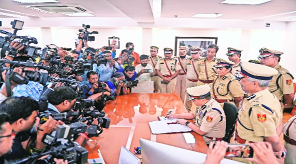 अपने कार्यकाल के अंतिम दिन हस्ताक्षर करते समय मीडिया और अपने समकक्ष अधिकारियों से घिरे राकेश अस्थाना।