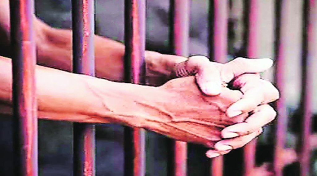 बढ़ते मुकदमे, बोझिल होती जेलें