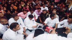 Shivpal Yadav vs Akhilesh Yadav: बेटे के साथ धरने पर बैठे शिवपाल यादव, नाम लिए बिना बोले- एक सीट पर तसल्ली कर दी, तब भी सरकार नहीं बना पाए