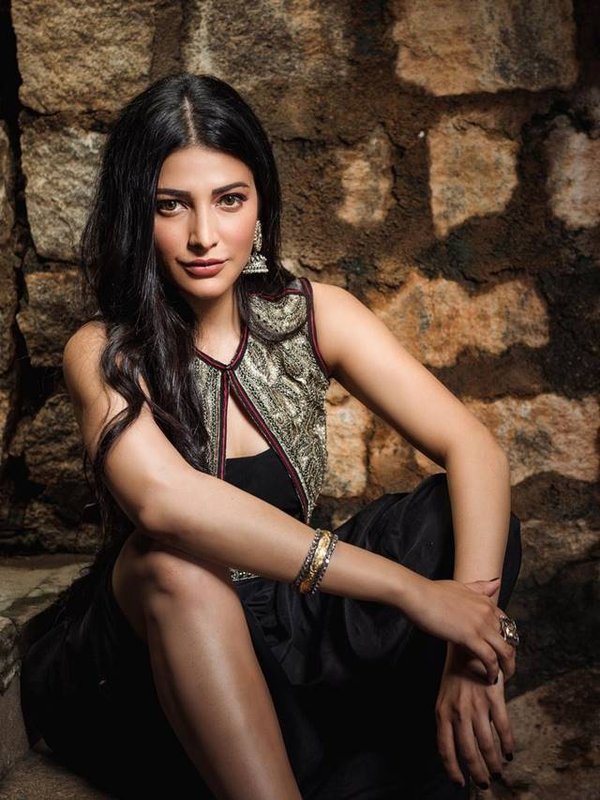 shruti bold look