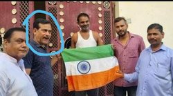 Har Ghar Tiranga: उल्टा तिरंगा बांटकर फोटो खिंचा रहे थे भाजपा नेता, सामने आई तस्वीर तो हुए ट्रोल